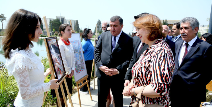 Heydər Əliyevin anadan olmasının 100 illik yubileyinə həsr olunmuş “Ulu Öndəri düşünərkən” rəsm müsabiqəsinin qaliblərinin mükafatlandırılma mərasimi keçirilib.