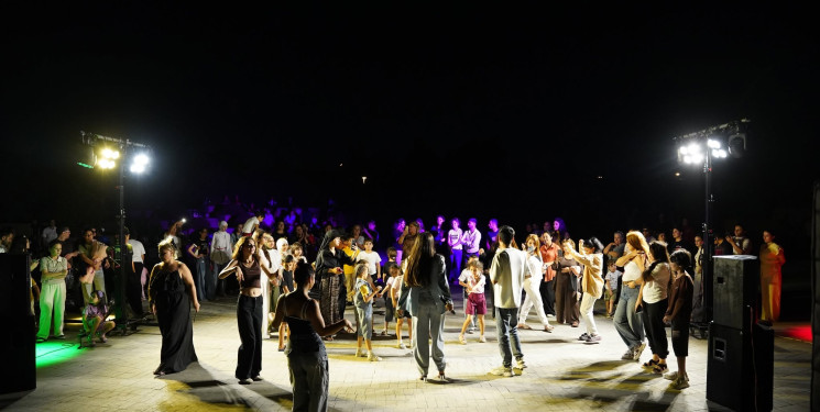 Xətai rayonunda Nizami Gəncəvi adına parkda sakinlər üçün növbəti konsert proqramı təşkil olunub