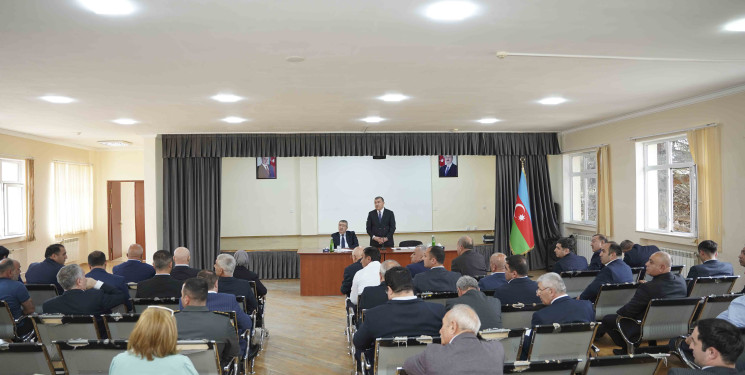 Rayon İcra Hakimiyyətinin başçısı 221 saylı tam orta məktəbdə vətəndaşlarla görüşüb