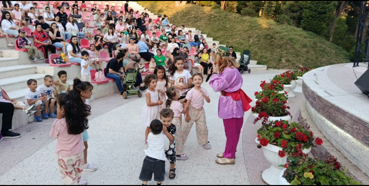 Xətai rayonunda uşaqlar üçün “Qırmızıpapaq və Canavar” kukla tamaşası təqdim edilib