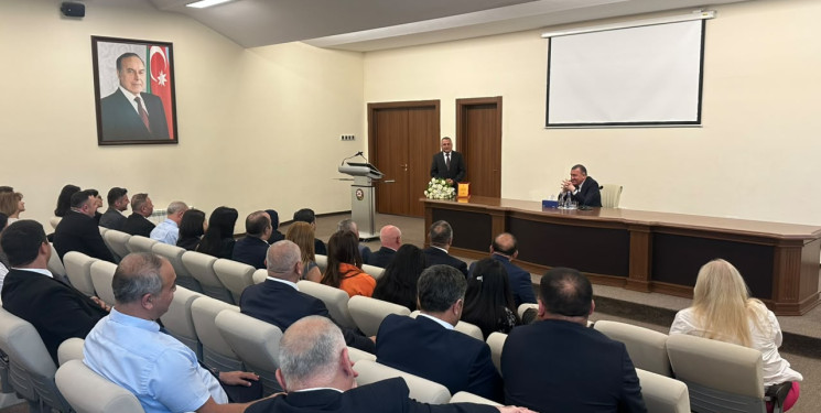 "Dövlət Qulluqçularının Peşə Bayramı Günü" münasibətilə Xətai rayon İcra Hakimiyyətində tədbir küçirilib.
